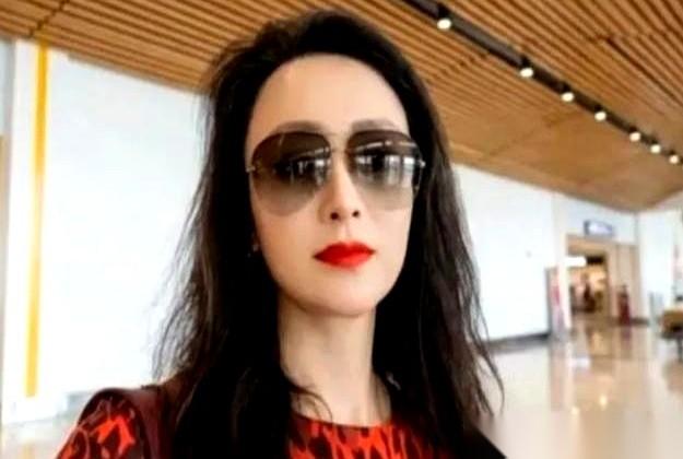擦掉玻璃上的烂泥，往屋里死死一盯，一个大老爷们的魂儿当场就碎了。
荒郊野岭的废弃