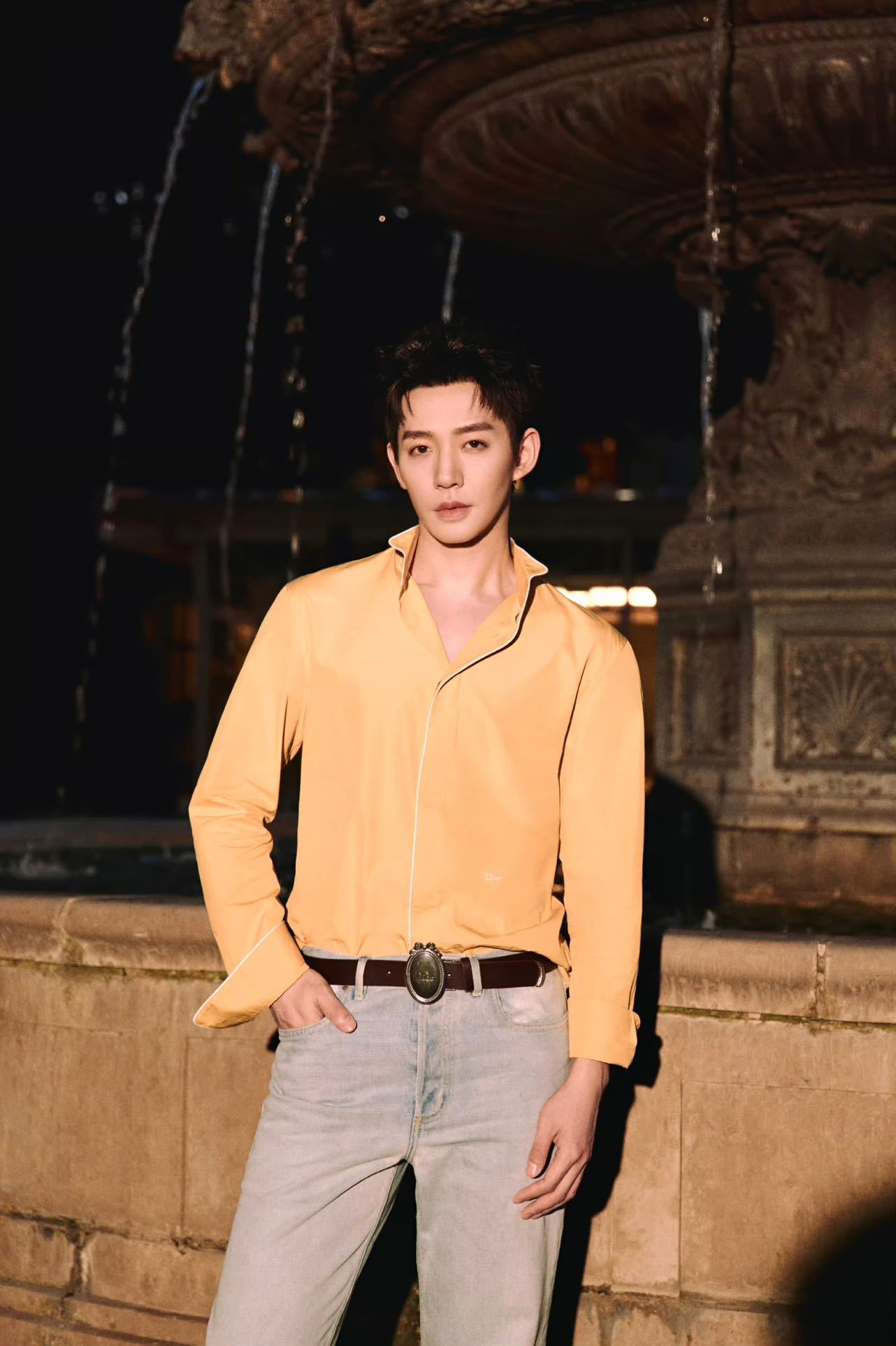 邓为邓为亮相Dior2027夏季男装秀男装周本次迪奥男装秀选址复古博物馆，邓为作
