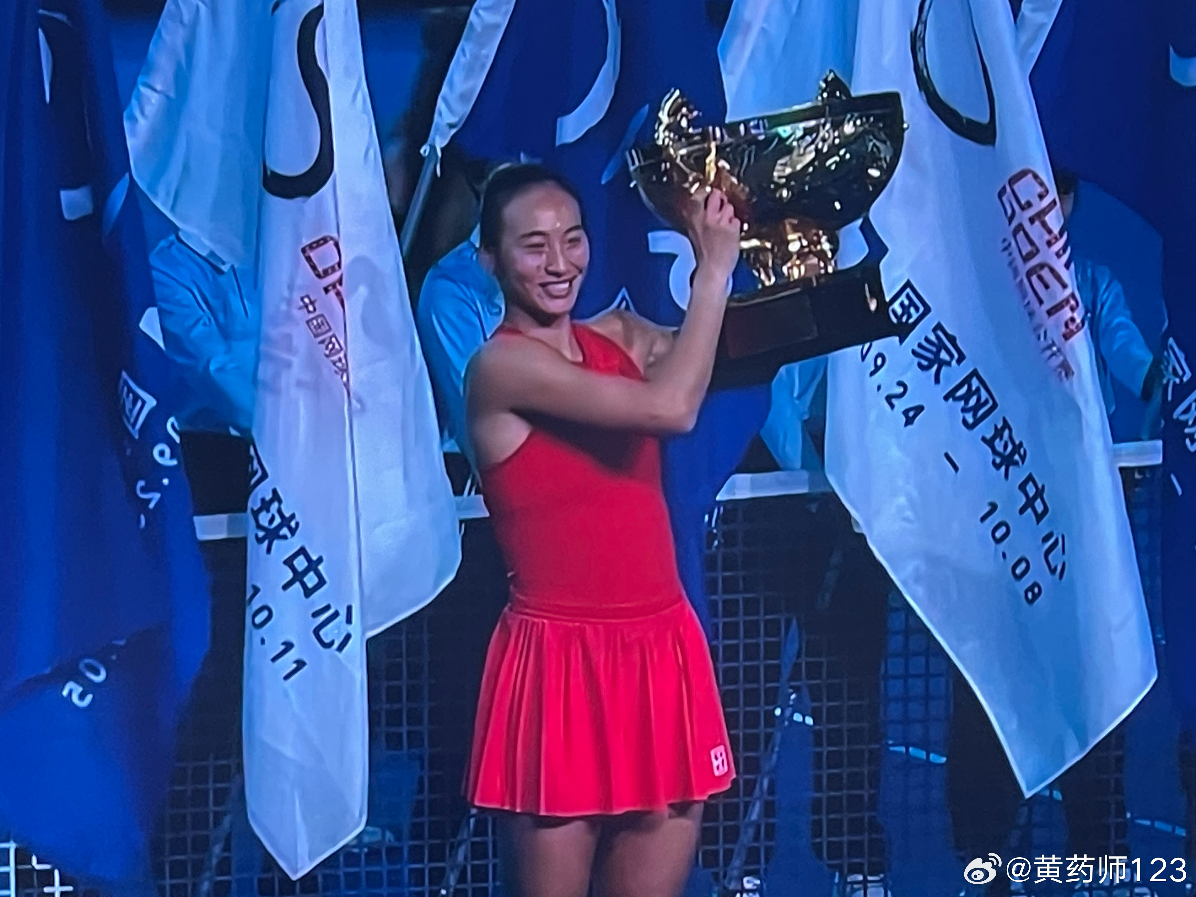 郑钦文持外卡参赛WTA1000赛事的中国网球公开赛并夺冠创造了记录，这是一个很激