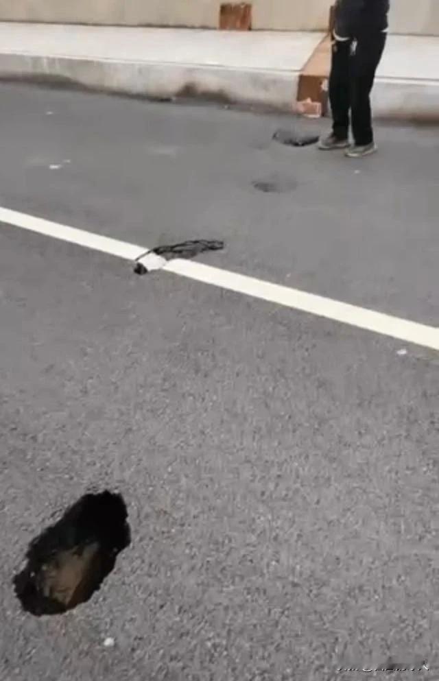 没有老鼠哪里来的洞？
太可怕了！河南一新建大桥桥面出现多个黑洞，据悉，这座大桥还