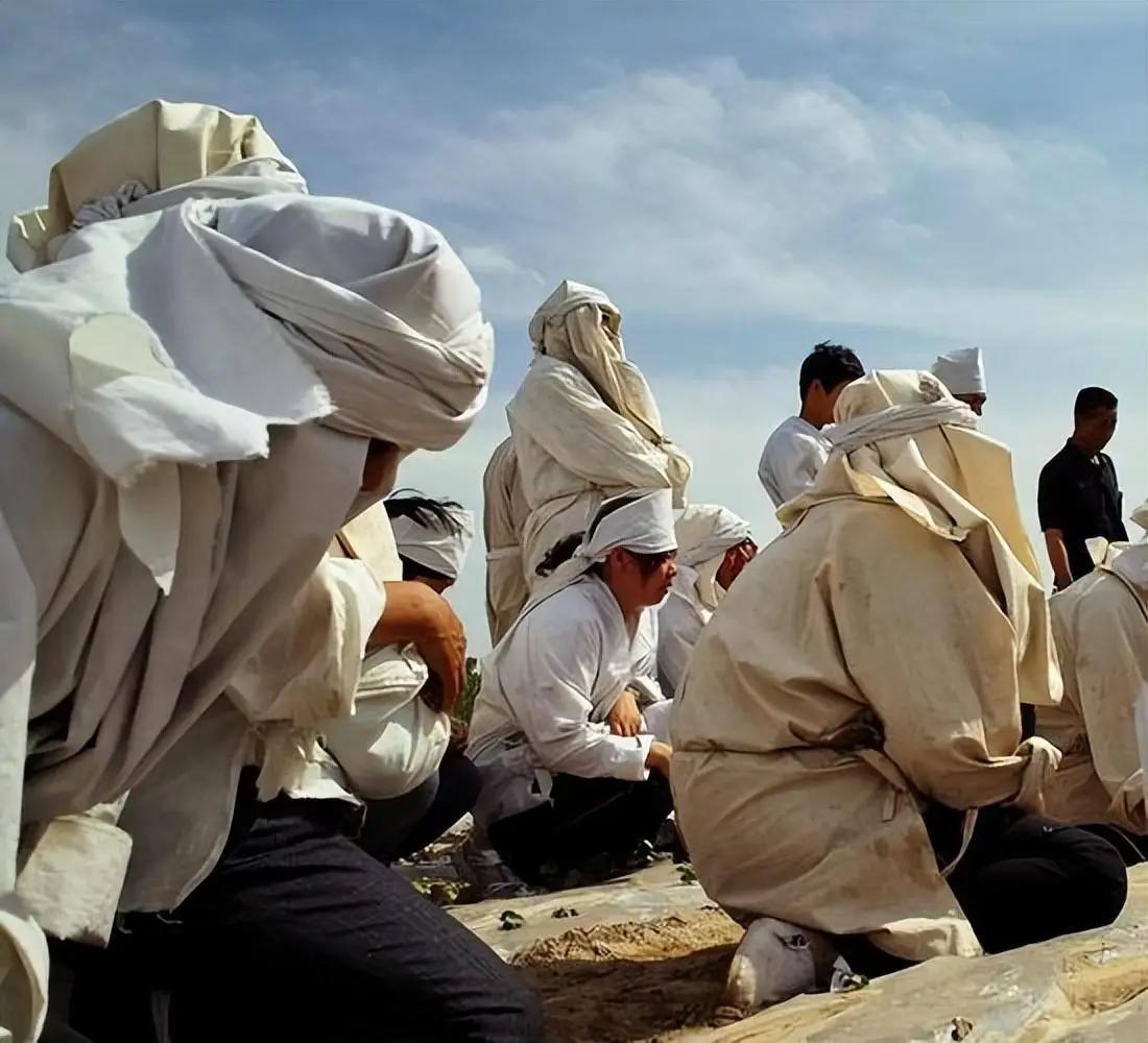 新的殡葬制度将于2026年3月30号执行，大概意思就是：一切从简，城里可以选火葬