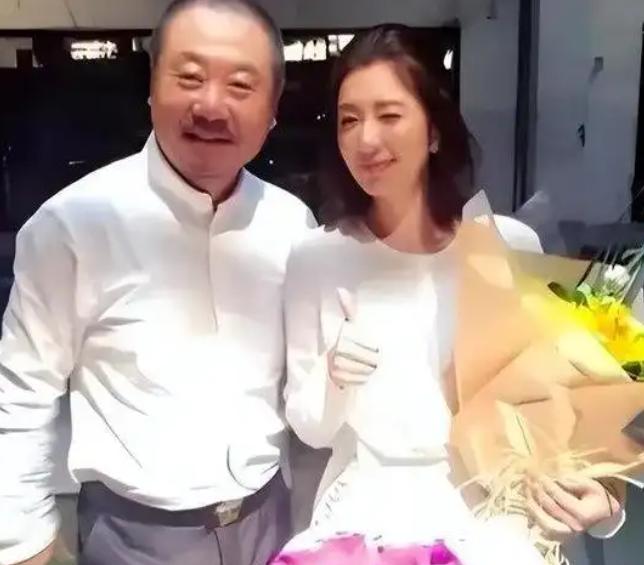 1988年，范伟在母亲的逼促下，和一名护士相亲，谁知，对方不仅不说话，连筷子都不