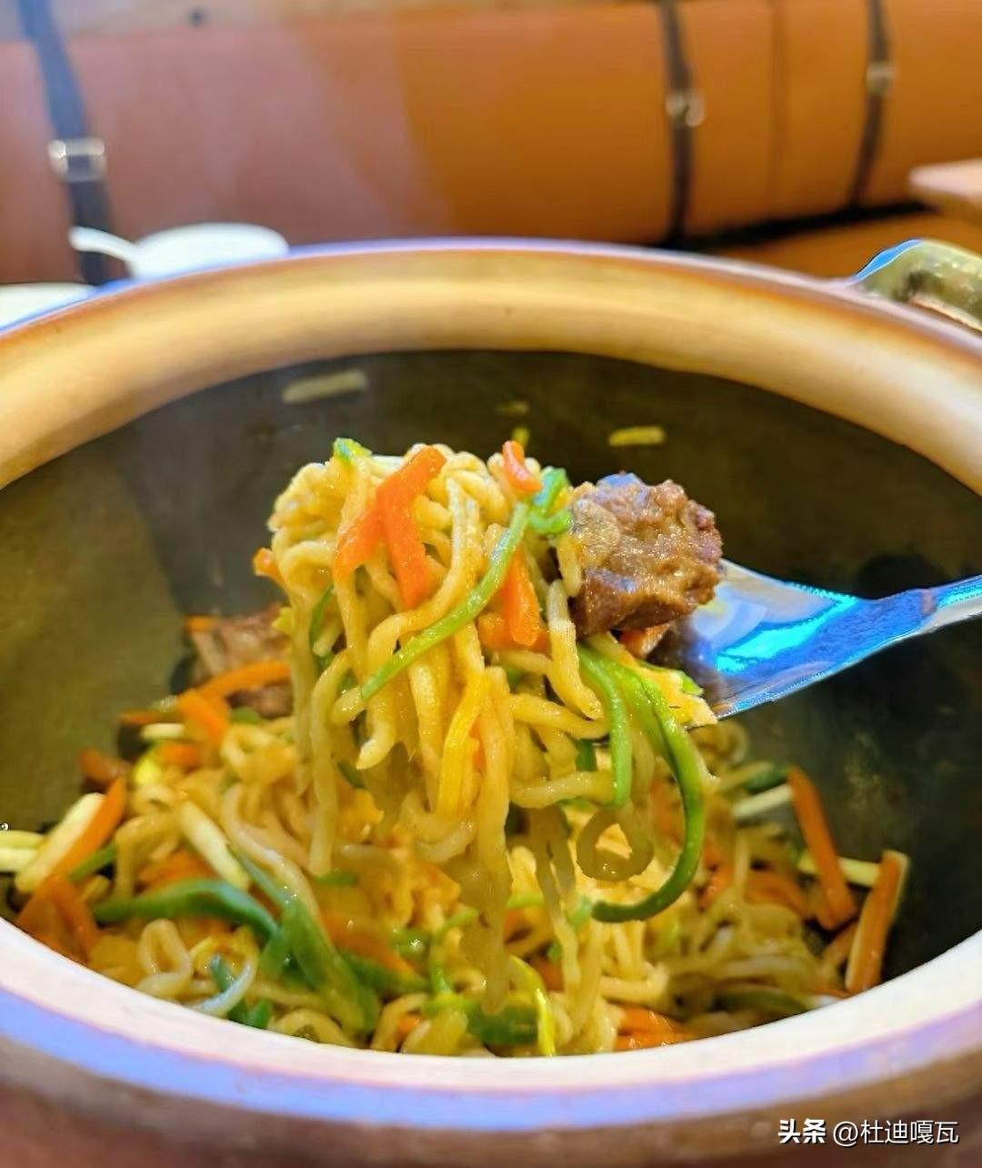 关于贾国龙创立的新品牌，尝鲜的网友说恨不得想抽自己两耳光。
近日，贾国龙为了摆脱