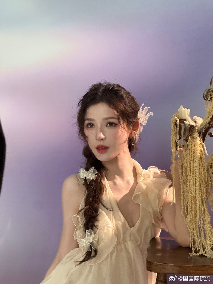 张予曦天赐纯白纱裙造型张予曦舞台白裙氛围感天赐舞台氛围感名场面来袭，张予曦身着纯