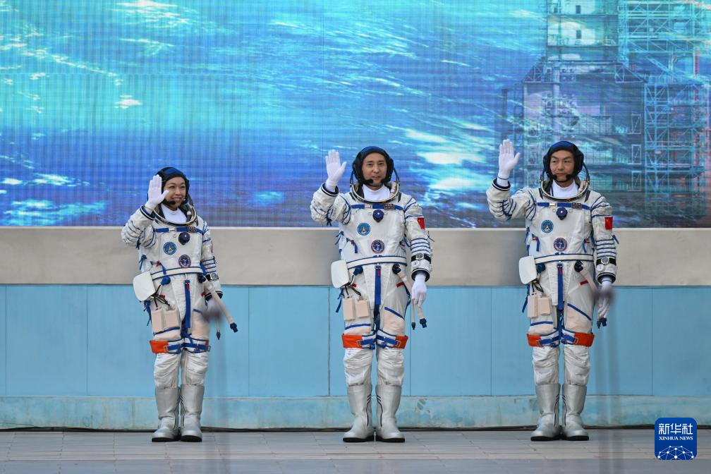 神舟二十三号乘组已在轨三周。朱杨柱、张志远和首位香港籍航天员黎家盈，正在天宫空间