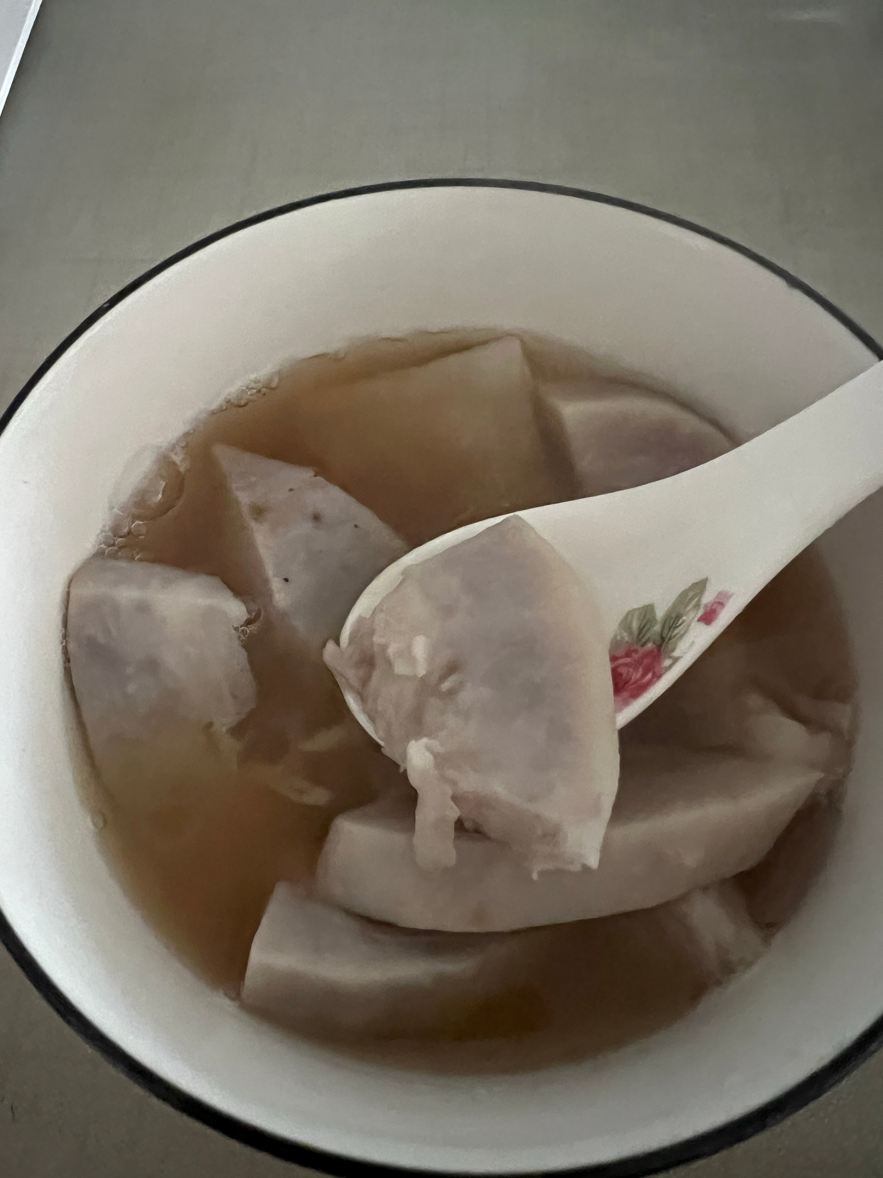 大亨周末给煮的芋头糖水～真好吃～放了红糖很粉的～过年回老家也要继续煮煮我们一家子