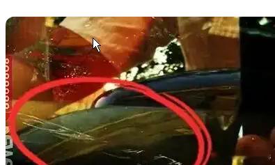法拉利被当滑梯玩 出现多处划痕这辆法拉利是车主私人购买的，价值360万元人民币。