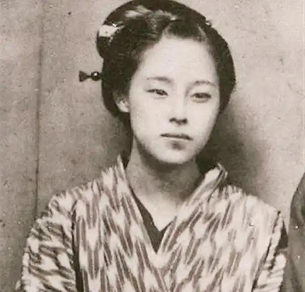 康有为在日本时，恰逢第三位姨太太怀孕，便请了 16 岁少女市冈鹤子当女佣。初次见