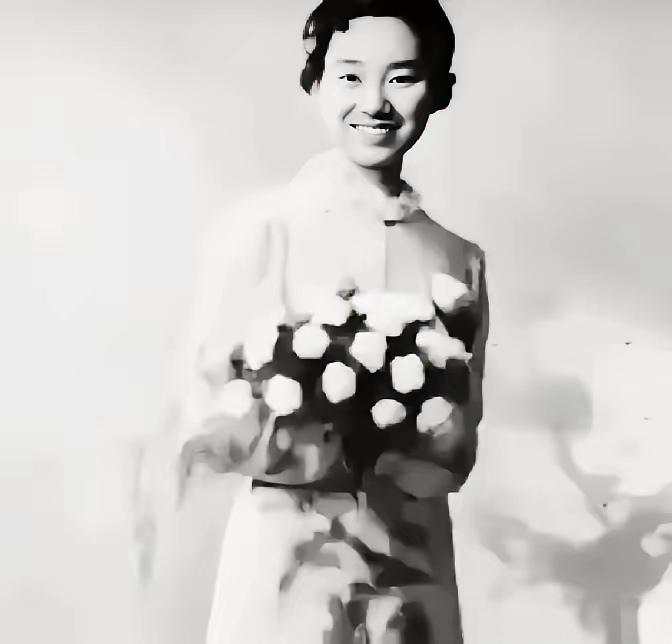 1941年，女战士朱凡被俘，日军见普通酷刑无法让她开口，就把她带到湖边，强行分开