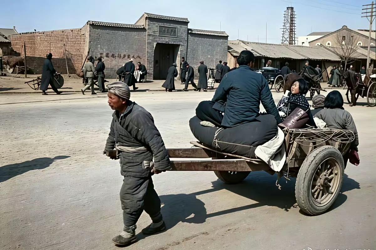1937年的西安，这些不是影视剧照，是真实的历史瞬间
 
那时大雁塔还在开阔的天