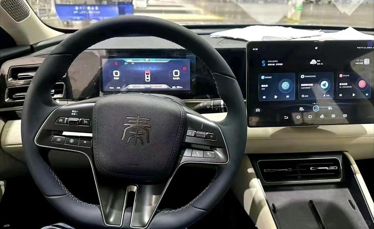 秦L内饰驾驶位曝光了，这个杯架设计的比秦合理多了，包括方向盘与水晶档把，全都是新...