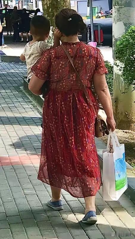 母亲为女儿带娃7个月后，腹部莫名隆起，得知真相后女儿彻底崩溃
52岁的亲妈来城里