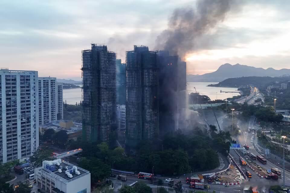 香港宏福苑五级火造成的死亡人数增至94人，包括一名殉职消防员。截至今天早上5时，