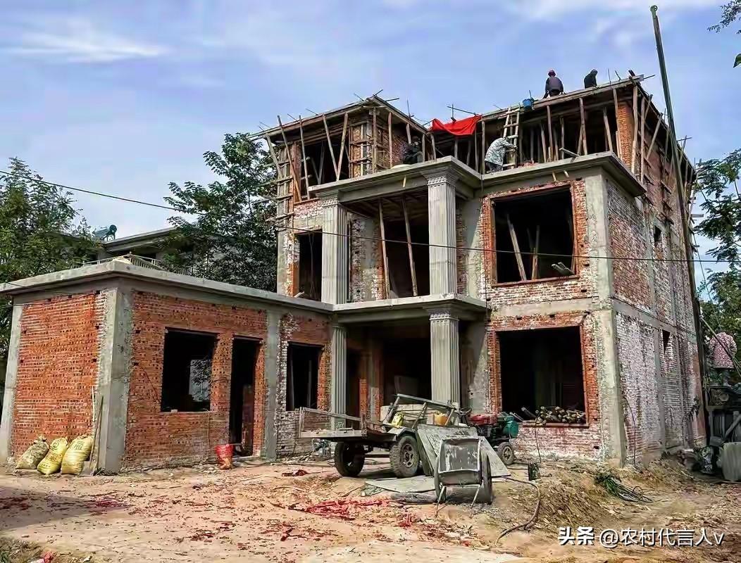 农村人一定要在老家盖房！这3个优点，城里房子再贵也比不了。
 
村头的老槐树下，