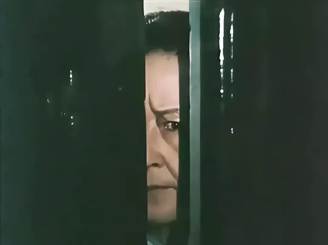 这门缝里的眼神
看着感觉不寒而栗[震惊]