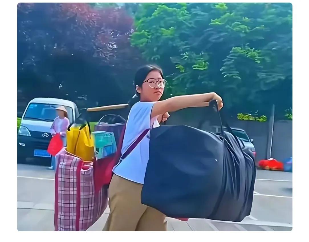 扁担女孩高考到底考了多少分？目前有好几个版本，比如在网上有说724/592/57