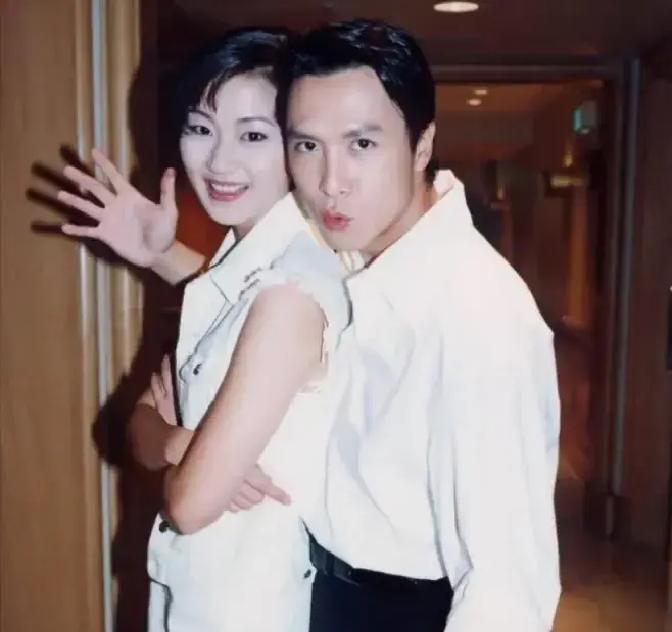 甄子丹的婚姻，藏着两个女人截然不同的人生剧本。
一个低调隐忍，一个高调圆满。
这