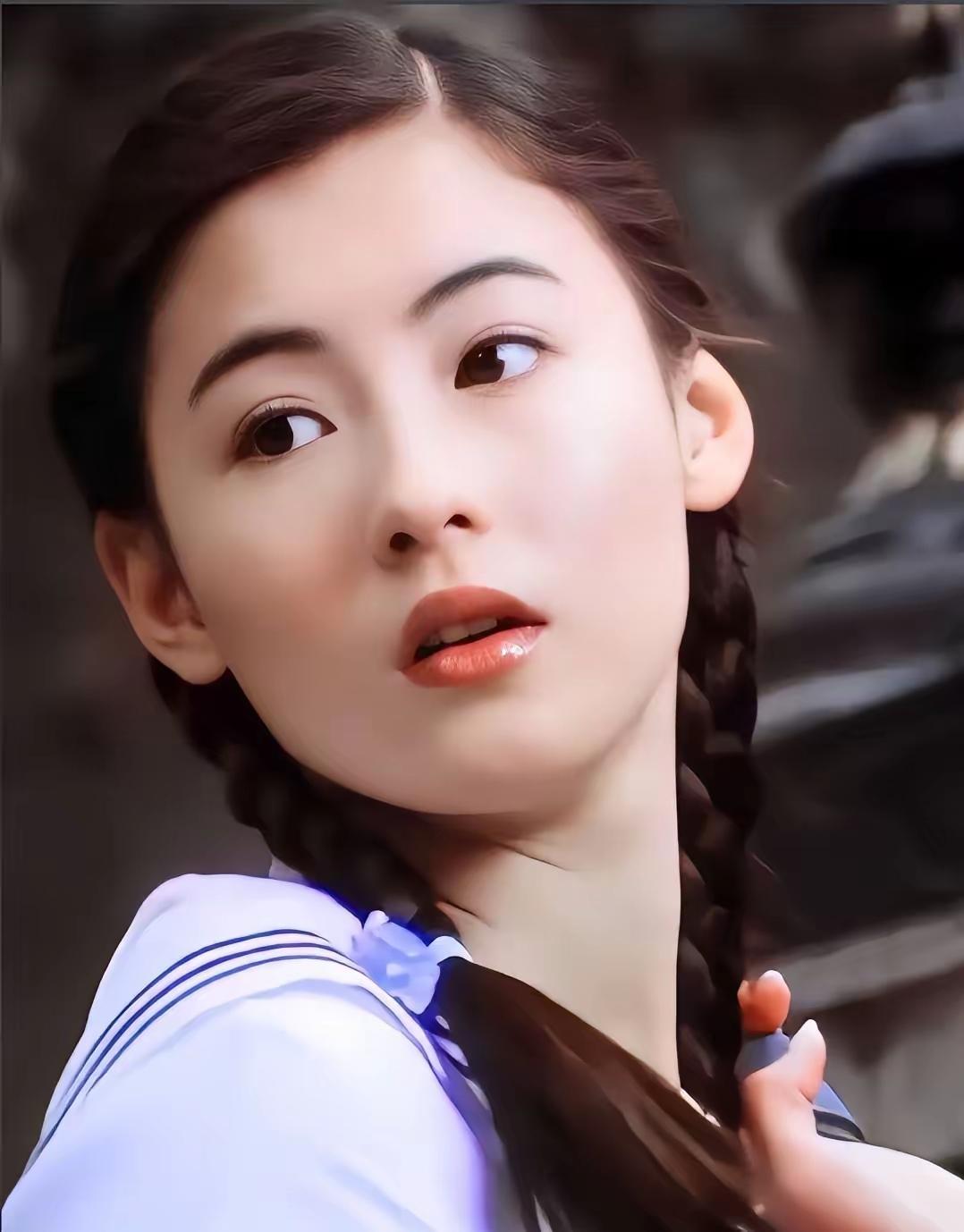 张柏芝和朱茵谁更漂亮？这个问题我相信100%的人最会选张柏芝，因为张柏芝出道就被