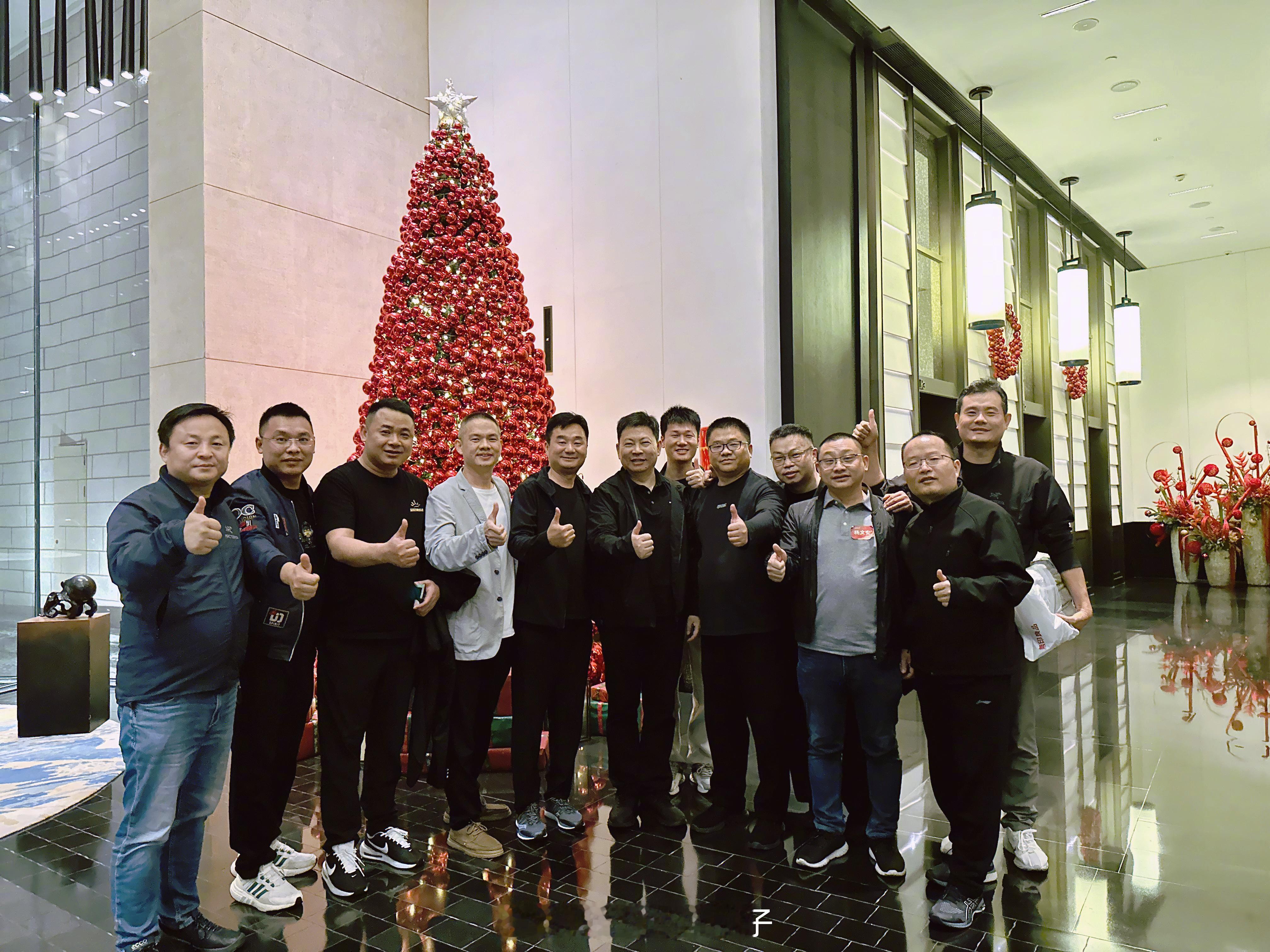 金冠俱乐部   兄弟们在酒店偶遇余承东，一起合了个影，金冠能量就是大[嘻嘻] 
