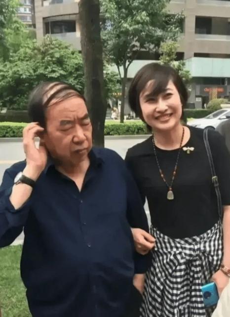 1996年，44岁的贾平凹，娶27岁的护士郭梅为妻。婚后，他问妻子：“我每周可不