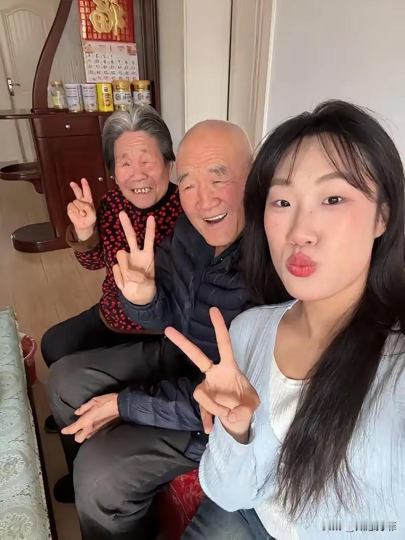 泪目了，山东，七旬爷爷奶奶因为想念孙女，4天自驾4000公里，到新疆看望孙女。孙