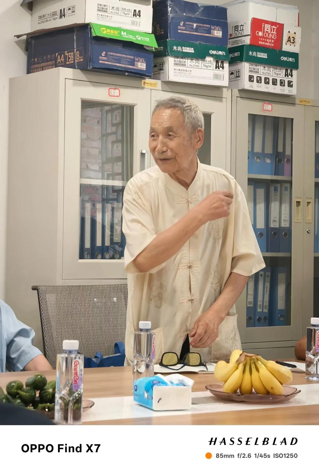 陕西西安、走进崇高先锋：
祝贺刘兴先生荣获“走进崇高先锋”奖。
​  赤日炎炎盛