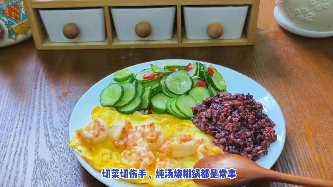 幸福感溢出屏幕了！重庆，一女子把爷爷奶奶接来自己家里住，结果84岁爷爷还是像小时