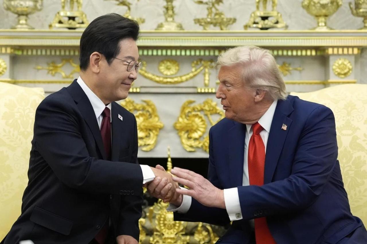 特朗普原本是想给韩国一点压力，因为首尔没有完全按美国的意思参与对伊朗的行动，于是