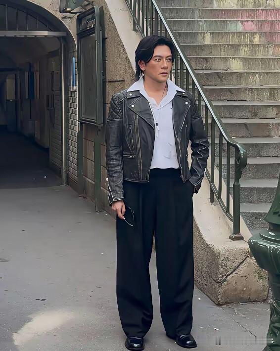 这位男明星变化实在是太大了，跟早年的帅气形象相差太远，本人脸部僵硬，有点姨味，能