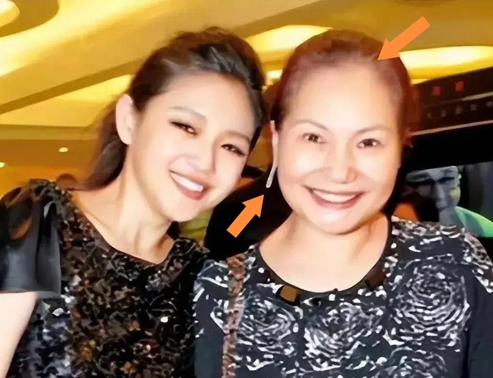 其实细心观察就能看出来，大S的妈妈黄春梅比大S还要热衷打扮。虽说这张合影照的拍摄