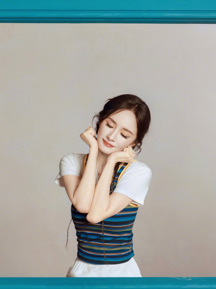 杨幂条纹叠穿杨幂编发学姐造型 杨幂编发学姐造型，条纹叠穿漂亮晕晕了 