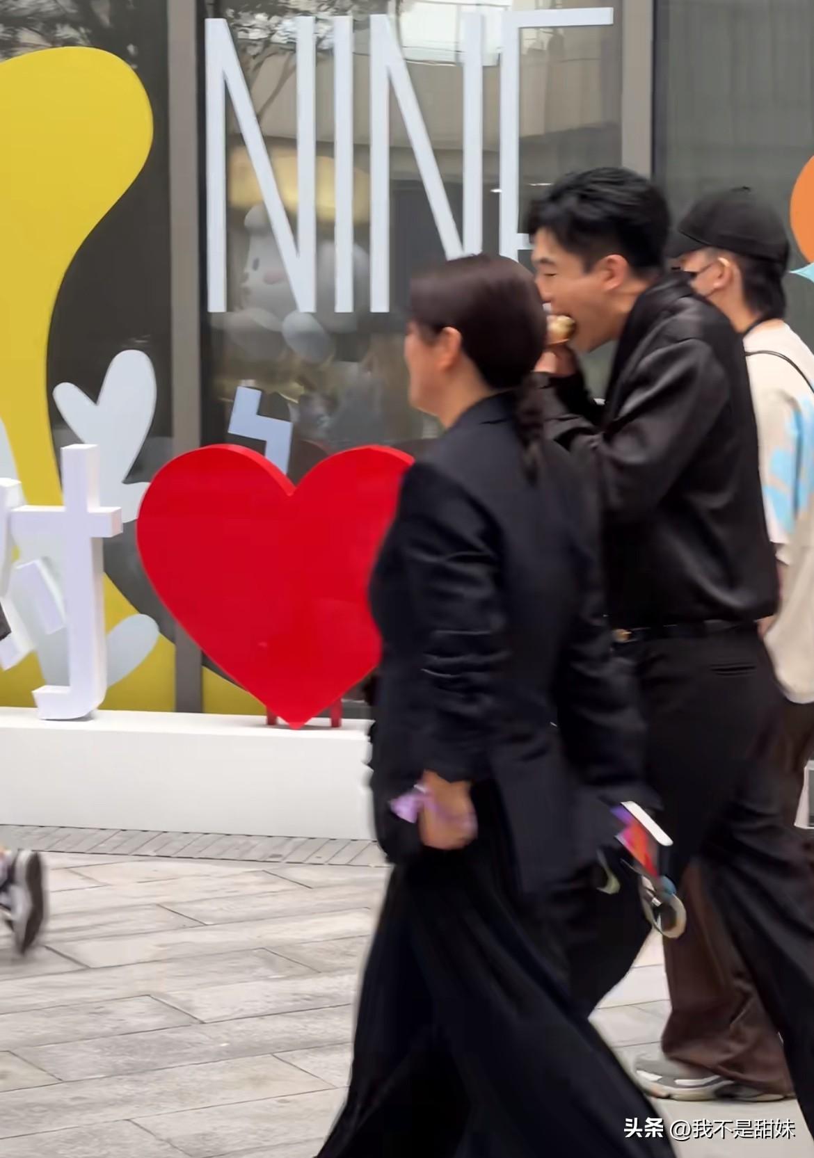 这饼是不是艮了，还是人老了牙口不好[吐舌]，咬一口饼跟扎了一个猛子一样，自带喜感