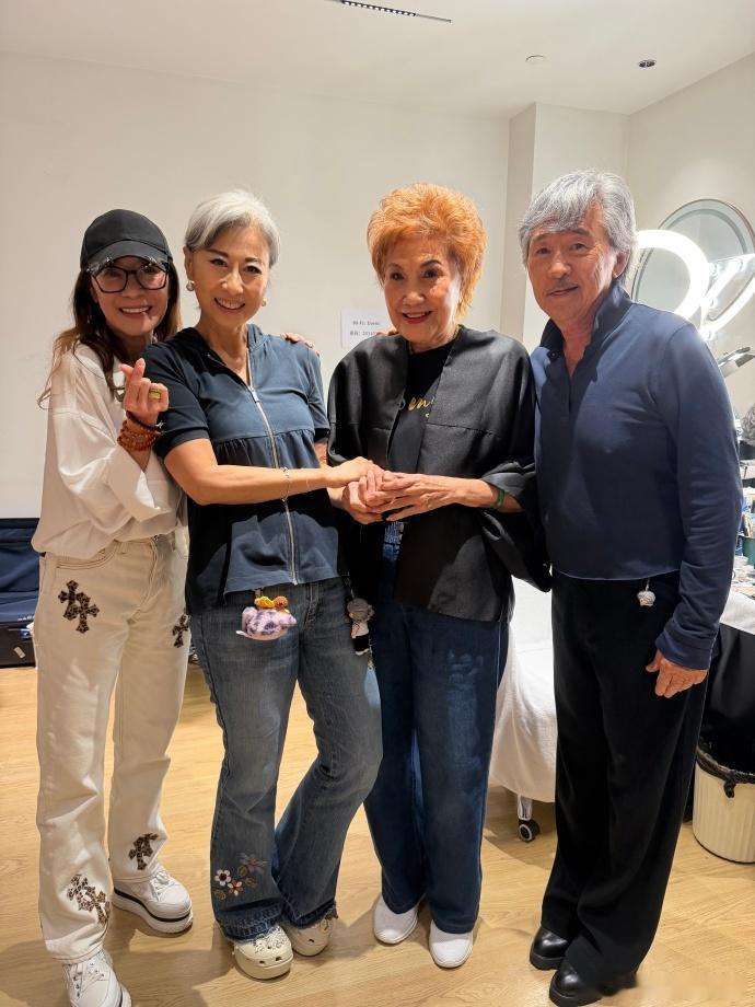 杨紫琼探班林子祥叶蒨文上海演唱会杨紫琼探班林子祥叶蒨文现场观众也太赚了吧，听歌还