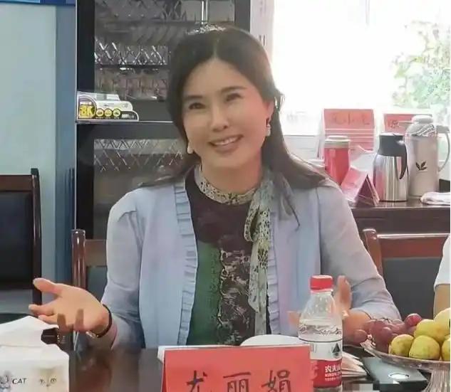 国内套现7个亿后，她露出了身后的美国国旗，整个家族套现了20亿。尤丽娟在国内套现
