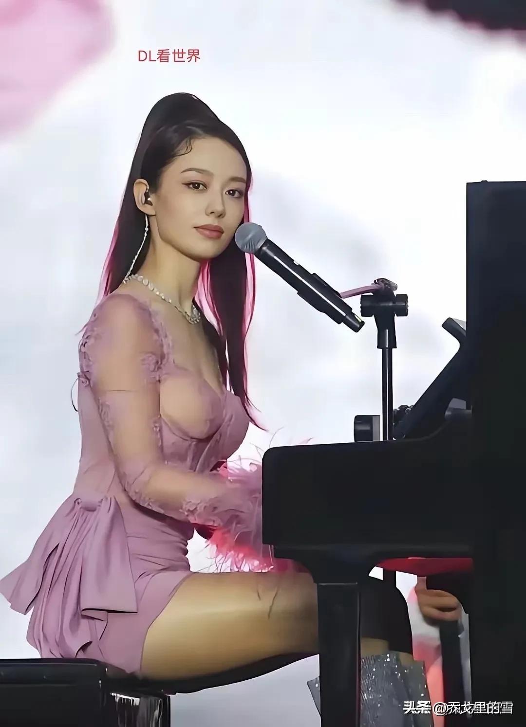 我发现郎朗的媳妇儿，特别喜欢性感打扮，裙子短得不能再短，半个屁股露在外面，袒胸露