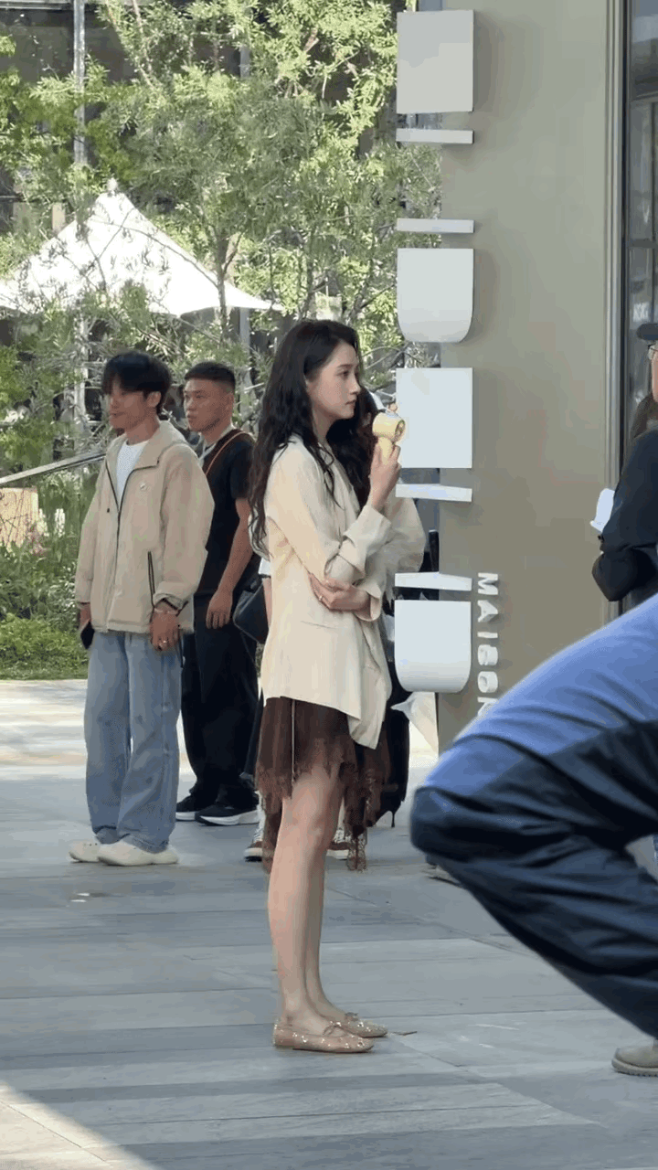 天呐！这是我见过最漂亮的女神了，皮肤白嫩干净清爽，五官精致