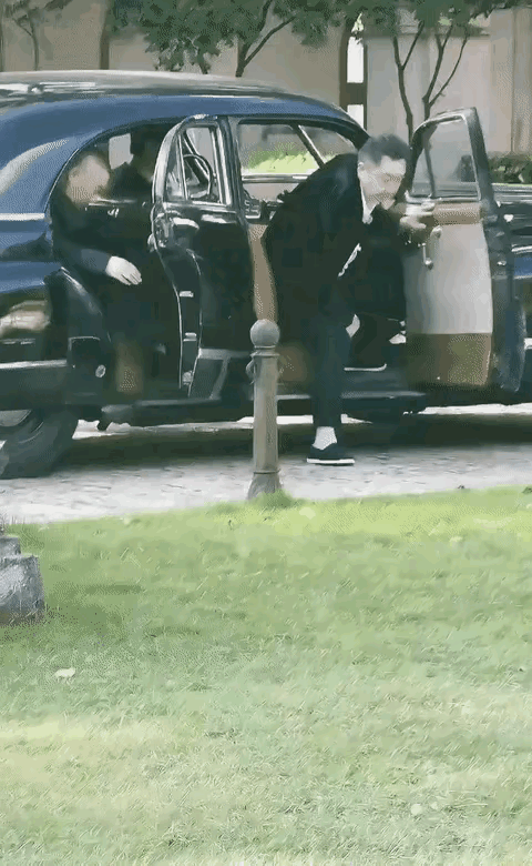 网友：老郭一直把自己想象成杜月笙，，相比没有谦儿随意。
于谦在他左边他就老以为在