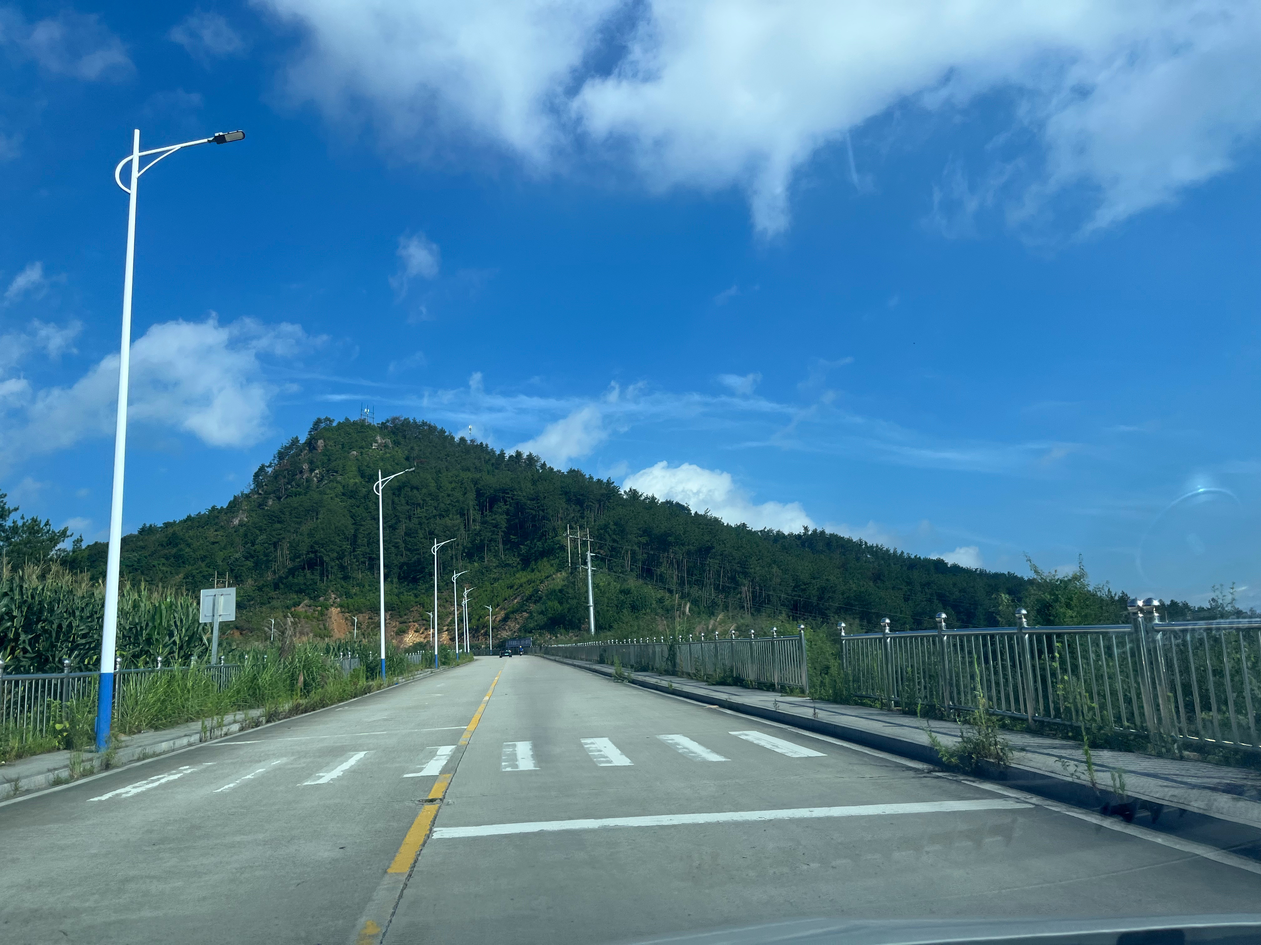 上班路上的风景，雾里云间的乡间小路 安庆·岳西