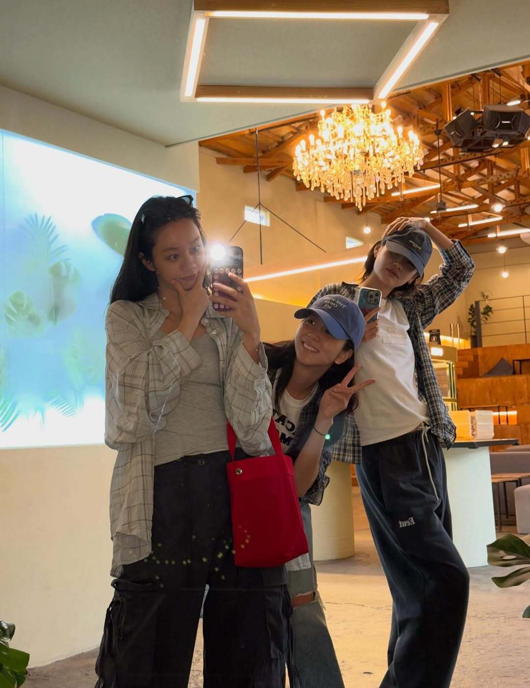 李惠利 金智秀最新合照，和郑秀妍一起出去玩啦李惠利给你梦想金智秀我们爱你金智秀幸