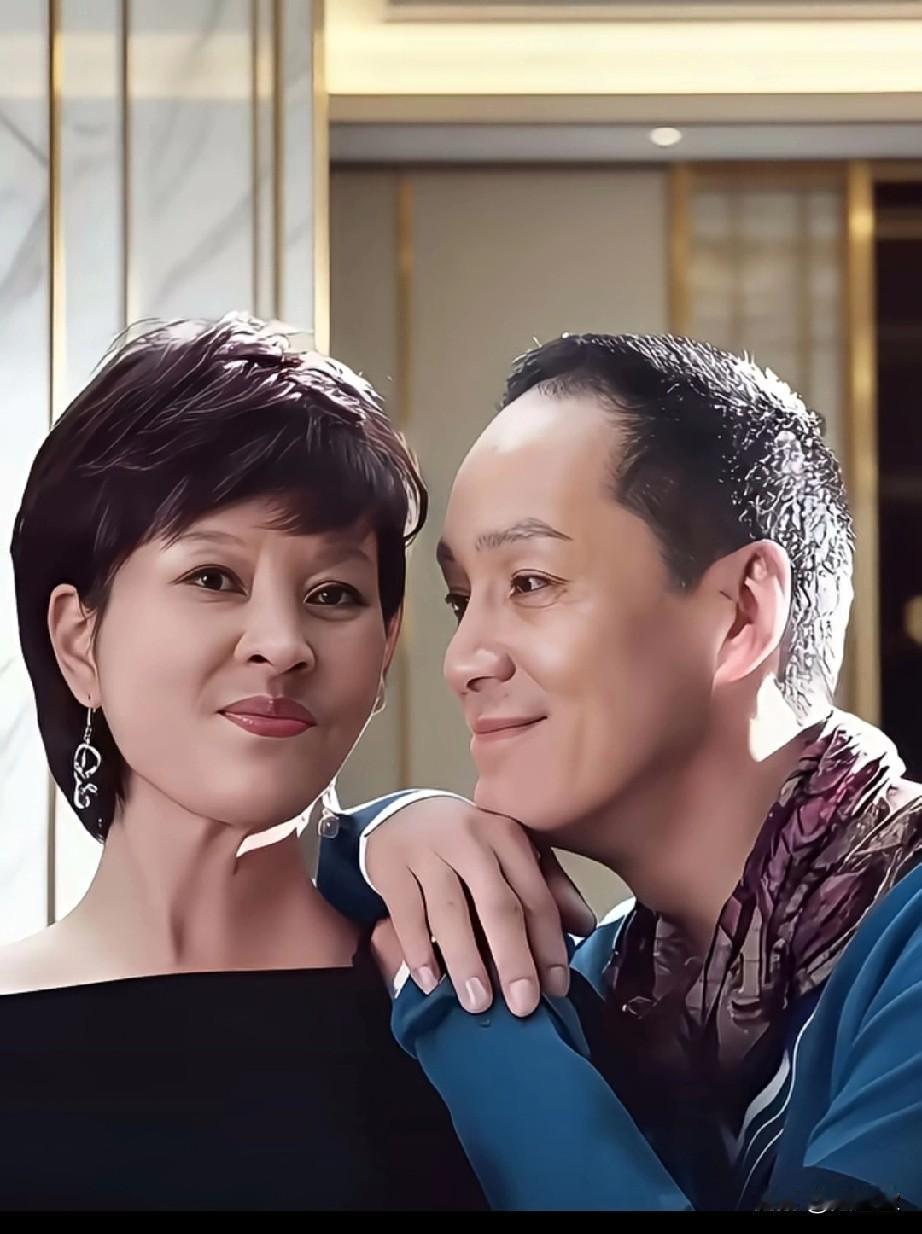 一点看不出大8岁啊！
冯远征夫妻俩人都很时尚，
太会拍啦，照片太美啦！
冯远征为