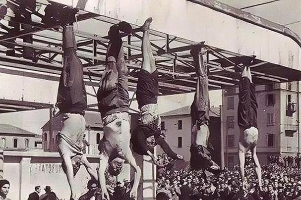 1945年，墨索里尼的情妇克拉拉被处决后倒吊在广场上，她的短裙垂下来，一览无遗，