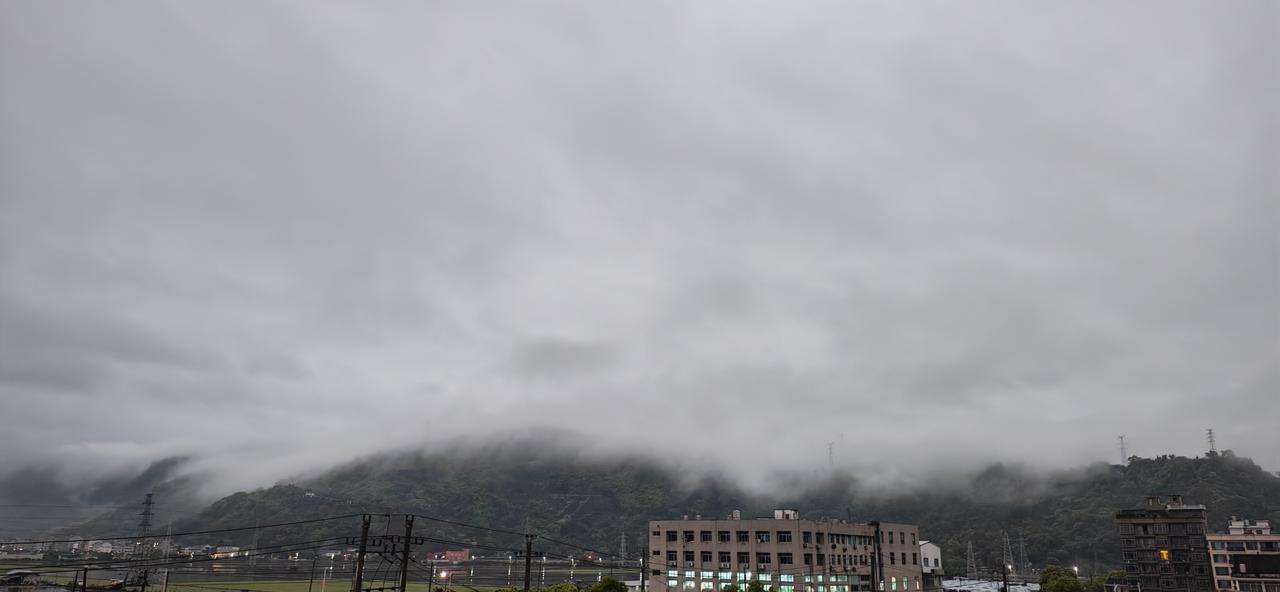 山外有山，天外有天，云雾缭绕之处是否有神仙？
雾散见青山 云雾奇境 雾笼青山藏秀