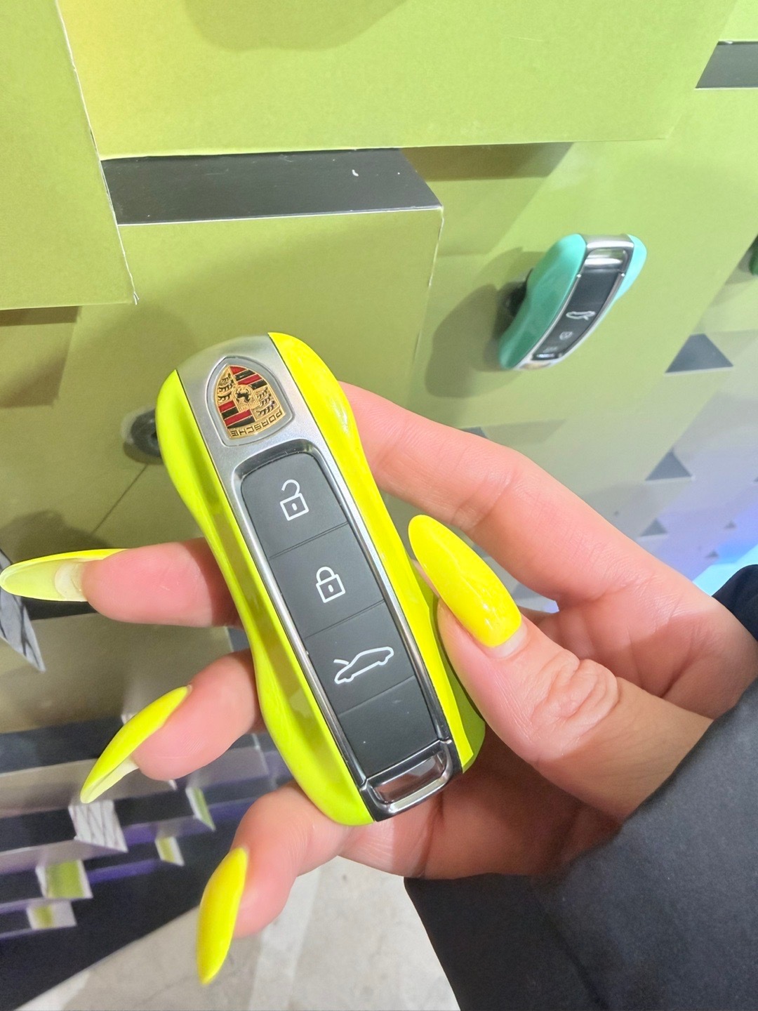 哎呀呀 这个颜色 简直深得我心啊怎么能这么好看呢 上海·保时捷品牌快闪空间