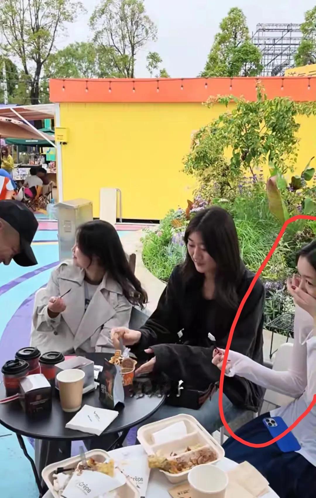 李嫣儿去云南昆明游玩了，她的姐姐春燕也在，姐妹俩在街边的咖啡桌上有说有笑，关系看