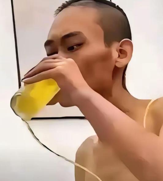 泪目！郑州某医院，一名癌症晚期的中年男子拒绝继续治疗，自己拎着一箱啤酒回到病房，
