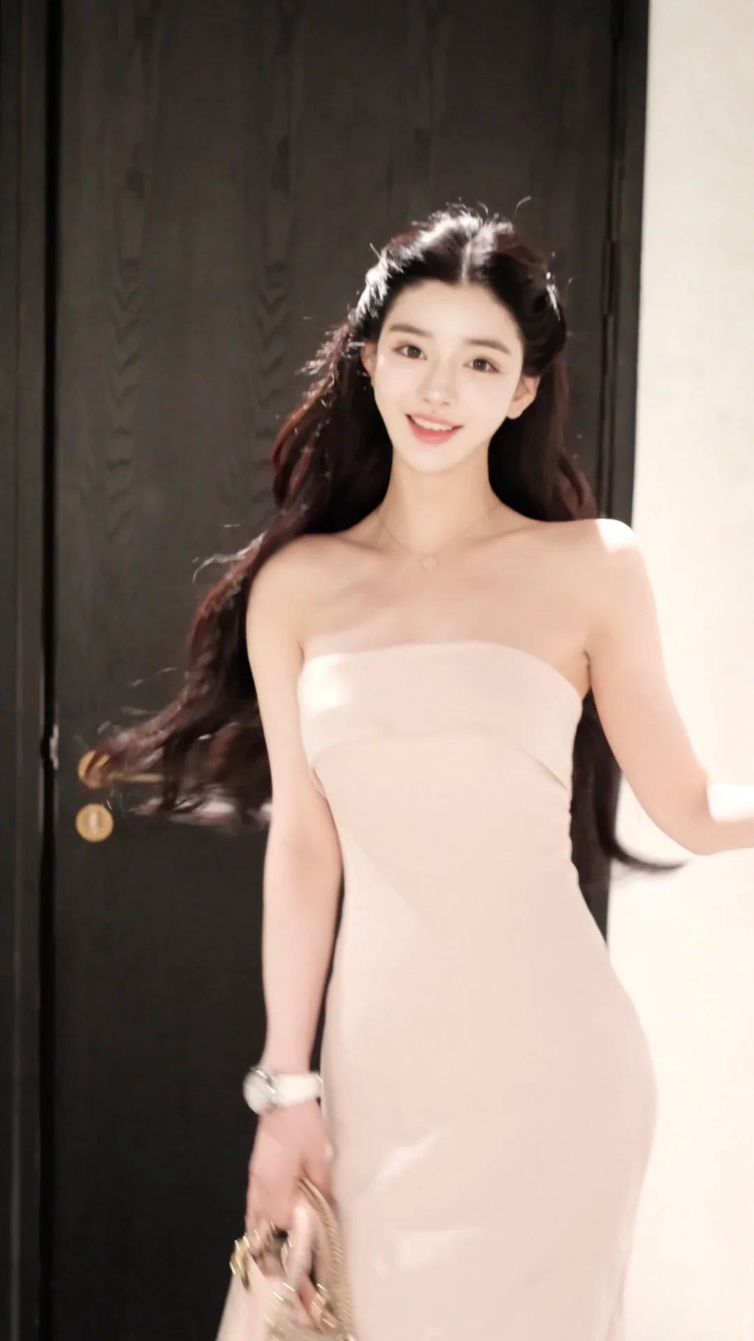 清冷勾人的疏离美少女，淡墨晕染如远山藏雾般眉弓下方阴影，在眉峰下方自然铺展，不锐