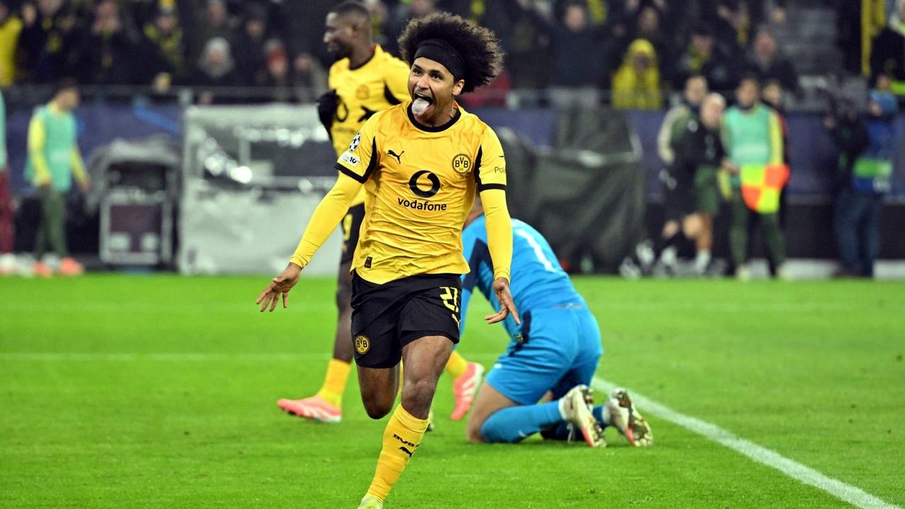 德媒指出，阿德耶米的处境越来越糟，这可能对他未来的发展构成极大的威胁。
阿德耶米