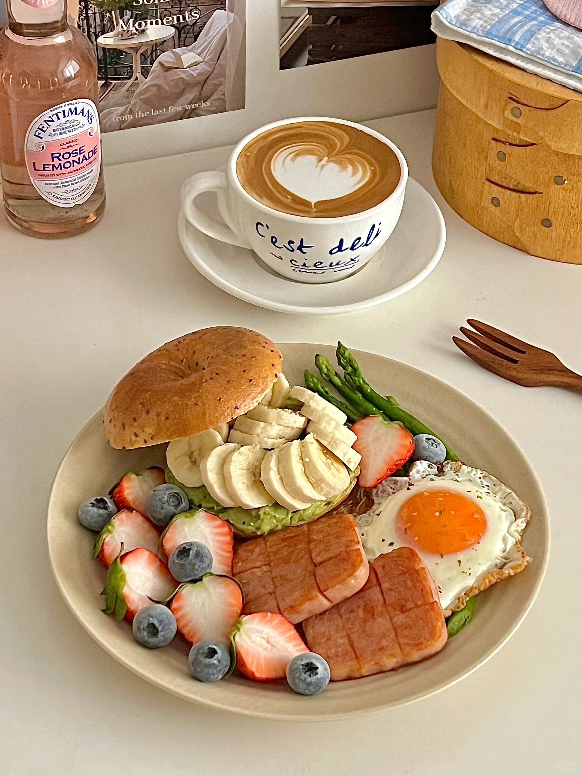 早餐｜牛油果🥑香蕉贝果🥯煎蛋🍳午餐肉拼盘