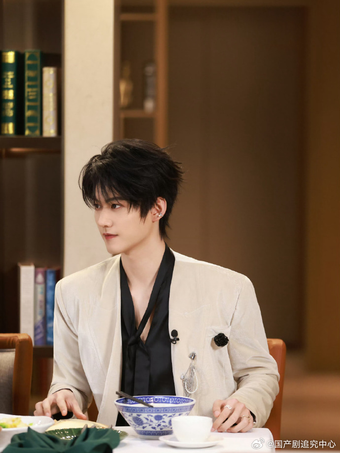 6位男明星用脸揽客🥰有帅哥站着就是活招牌👀光靠颜值就能吸引路人，路过根本挪不