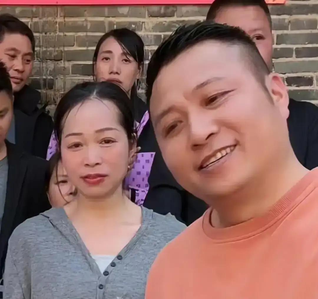 海哥量地球7月12号发视频，说蓉儿想单飞，他双手赞成。
我刷到这条时，脑子里蹦出